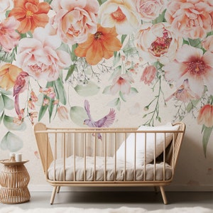 Carta da parati floreale con fiori di pesco, motivo acquerello pastello, decorazione murale per cameretta delle bambine, con grandi rose.