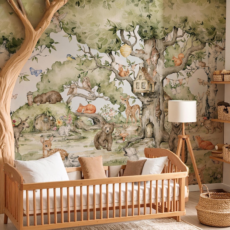 Puede incluir: Una escena de guarder&iacute;a con una cuna de madera y almohadas, frente a un mural detallado de un bosque. El mural representa varios animales, incluyendo osos, ciervos y ardillas, creando un ambiente tranquilo con tem&aacute;tica de la naturaleza.