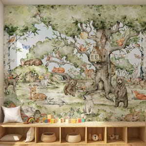 Op de afbeelding: Een aquarel-illustratie van een fantasierijke bos sc&egrave;ne met een grote boom, een vogelhuisje en verschillende dieren, waaronder herten, beren, eekhoorns en vogels. De sc&egrave;ne is geschilderd in tinten groen, bruin en blauw.
