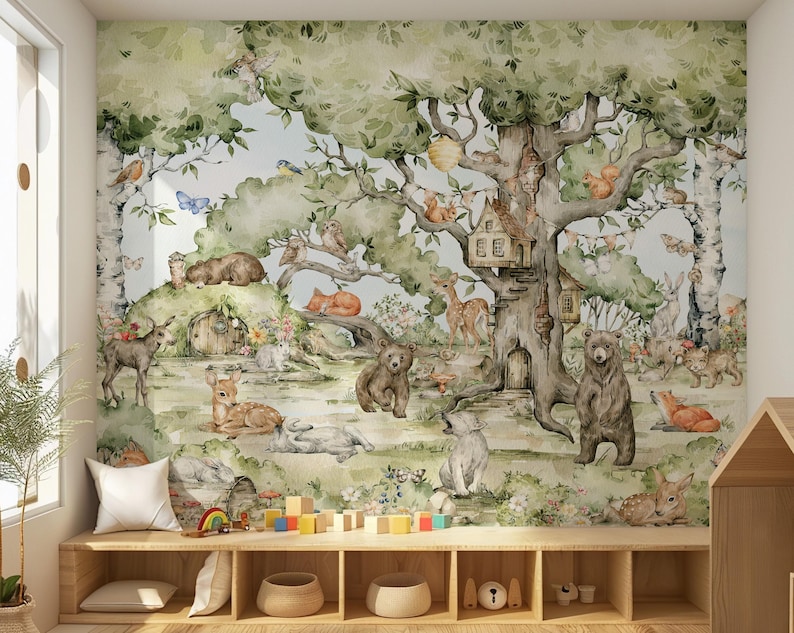 Op de afbeelding: Een aquarel-illustratie van een fantasierijke bos sc&egrave;ne met een grote boom, een vogelhuisje en verschillende dieren, waaronder herten, beren, eekhoorns en vogels. De sc&egrave;ne is geschilderd in tinten groen, bruin en blauw.