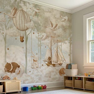 Op de afbeelding: Een grillige muurschildering voor de kinderkamer met een luchtballon, een zeilboot en vliegende zwanen. De muurschildering bevat illustraties van beren en een konijn op schommels, tegen een achtergrond van bomen en wolken. Het kleurenpalet is zacht, met gedempte tinten.