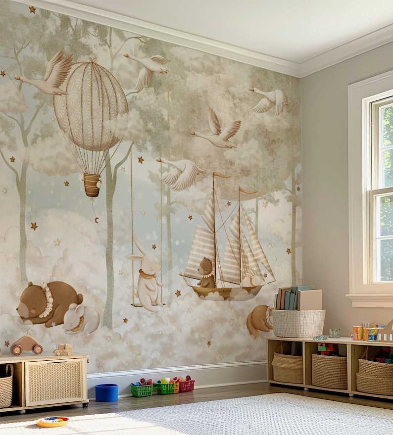 Op de afbeelding: Een grillige muurschildering voor de kinderkamer met een luchtballon, een zeilboot en vliegende zwanen. De muurschildering bevat illustraties van beren en een konijn op schommels, tegen een achtergrond van bomen en wolken. Het kleurenpalet is zacht, met gedempte tinten.