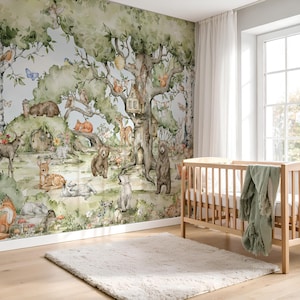 Puede incluir: Una habitaci&oacute;n infantil con un mural de acuarela detallado de una escena de bosque con criaturas del bosque. Una cuna de madera clara con una manta verde est&aacute; al lado del mural. Una alfombra esponjosa de color crema cubre el suelo.