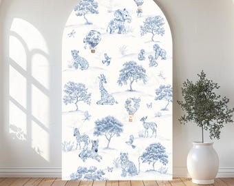 Op de afbeelding: Een witte boog met een blauw-witte behang met dieren en luchtballonnen. Het behang heeft een speels ontwerp met giraffen, zebra's, olifanten, apen en herten.