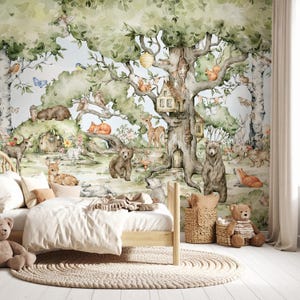 Puede incluir: Una habitaci&oacute;n infantil con una cama de madera clara, ropa de cama blanca y una alfombra redonda tejida. El tel&oacute;n de fondo es un mural detallado del bosque con osos, ciervos y una casa en el &aacute;rbol. Tambi&eacute;n hay un oso de peluche.