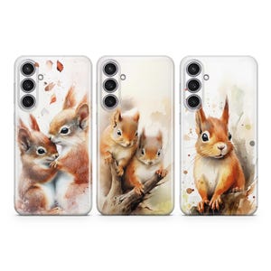 Op de afbeelding: Drie telefoonhoesjes met aquarel illustraties van eekhoorns. De eerste hoes heeft twee eekhoorns, een met zijn kop op de schouder van de ander. De tweede hoes heeft een eekhoorn met zijn kop schuin. De derde hoes heeft een eekhoorn die op zijn achterpoten staat.