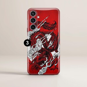 Pu&ograve; includere: Una custodia per telefono rossa con un design di drago bianco. Il drago &egrave; circondato da nuvole bianche e ha artigli rossi. La custodia del telefono ha un ritaglio per la fotocamera e uno sfondo rosso.