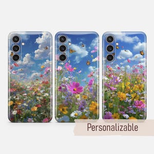 Könnte beinhalten: Drei Handyhüllen mit einem lebendigen Blumendesign mit blauem Himmel, weißen Wolken und bunten Blumen. Schmetterlinge flattern zwischen den Blüten. Die Hüllen sind mit "Personalisierbar" beschriftet.