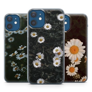 Può includere: Tre custodie per telefono trasparenti con un design a margherita. Le custodie sono per un iPhone 12 Pro Max.