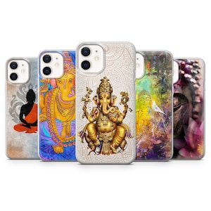 Puede incluir: Cinco fundas de teléfono diferentes con varios diseños que presentan deidades hindúes e imágenes espirituales. Las fundas son todas transparentes y muestran el objetivo de la cámara del teléfono.
