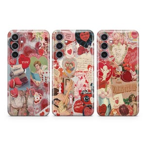 Può includere: Tre custodie per telefono con un collage di immagini vintage di San Valentino. Le custodie presentano cuori rossi, rosa e bianchi, fiori e altri motivi romantici. Il testo sulle custodie include "To my love", "Happy Valentine" e "Lonely Hearts Club".