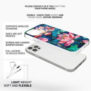 Op de afbeelding: Een transparante telefoonhoes met een kleurrijk bloemenontwerp met roze en blauwe lotusbloemen. De hoes is ontworpen om te passen op een smartphone met een verhoogde camerabult en heeft volledige toegang tot de apparaatpoorten. De hoes is lichtgewicht en flexibel.
