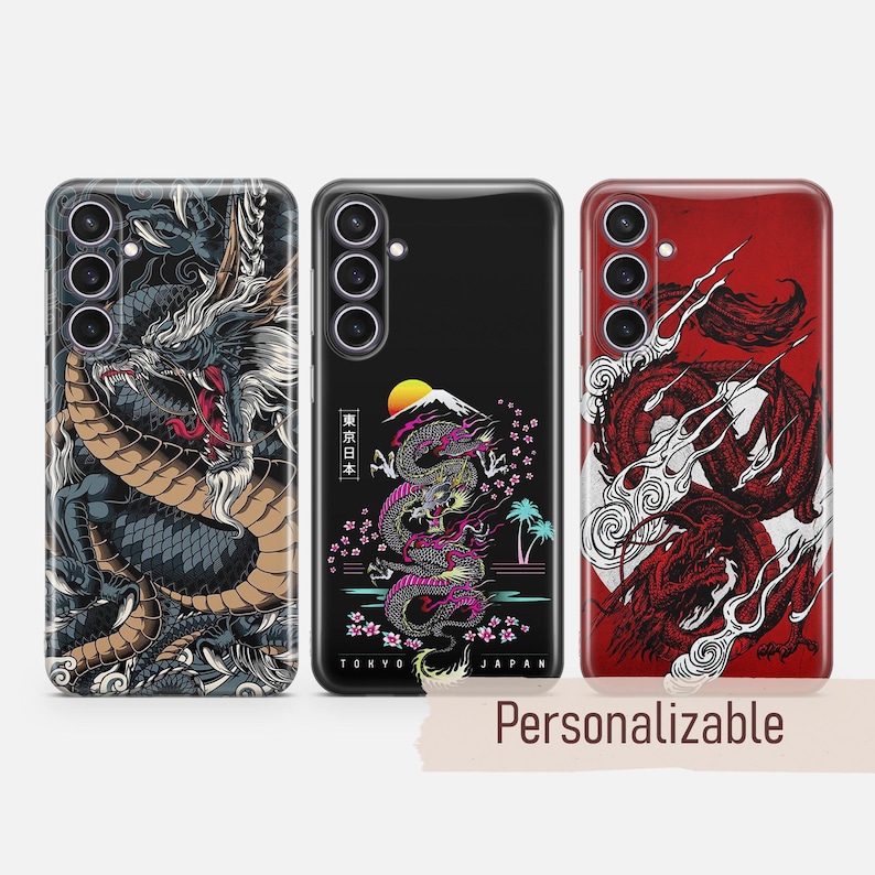 Pu&ograve; includere: Tre custodie per telefono con diversi design che rappresentano draghi giapponesi. La prima custodia ha un drago nero con un design rosso e oro. La seconda custodia ha un drago rosa con un design bianco e nero. La terza custodia ha un drago rosso con un design bianco e nero. Tutte le custodie hanno il testo "Tokyo Japan" nella parte inferiore.