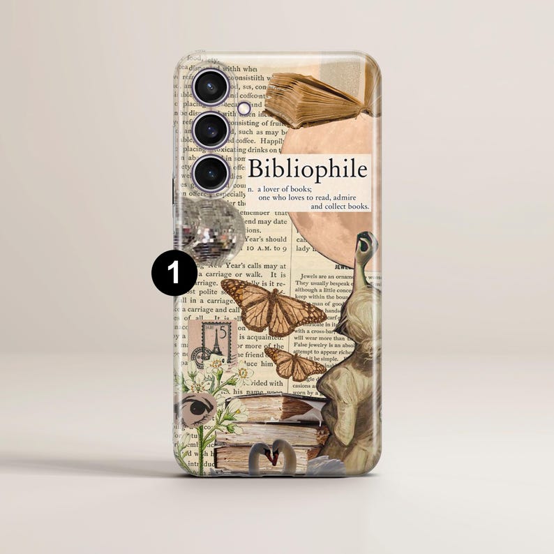 K&ouml;nnte beinhalten: Eine Handyh&uuml;lle mit einer Collage aus Vintage-Bildern, darunter ein Schmetterling, ein Buch und ein Zitat &uuml;ber Bibliophile. Die H&uuml;lle ist wei&szlig; mit einem hellbraunen Hintergrund.