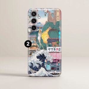 Op de afbeelding: Een telefoonhoesje met een kleurrijk Japans ge&iuml;nspireerd ontwerp met een golf, een gebouw met de tekst "ヤマト肉店" en een vliegende creatuur. Het hoesje heeft een transparante achterkant en een zwarte camera-uitstulping met drie lenzen.