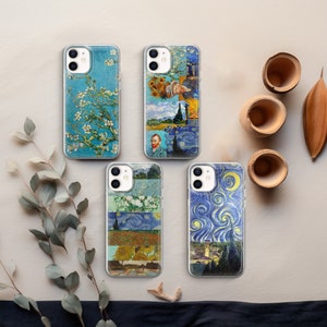 Può includere: Quattro custodie per telefono trasparenti con diversi design che rappresentano famosi dipinti di Vincent van Gogh. I design includono una notte stellata, girasoli, fiori di mandorlo e un autoritratto.
