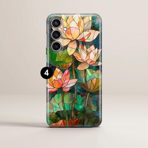 Op de afbeelding: Een telefoonhoesje met een glas-in-loodontwerp met roze, oranje en gele bloemen op een groene achtergrond.