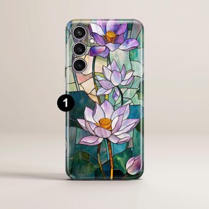 Op de afbeelding: Een telefoonhoesje met een glas-in-loodontwerp met paarse en witte lotusbloemen op een groene achtergrond.