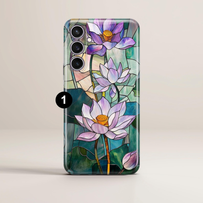 Op de afbeelding: Een telefoonhoesje met een glas-in-loodontwerp met paarse en witte lotusbloemen op een groene achtergrond.