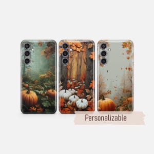 Puede incluir: Tres fundas para smartphone con diseños de temática otoñal. La funda izquierda muestra un bosque con calabazas naranjas. La central representa un sendero boscoso con calabazas blancas. La derecha muestra un paisaje brumoso con calabazas naranjas. Texto: Personalizable.