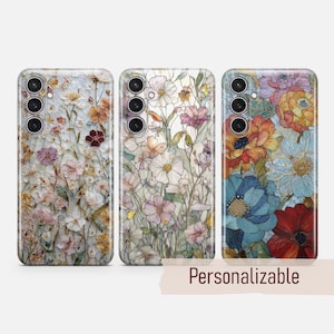 Puede incluir: Tres fundas para teléfono con diseños florales. Las fundas presentan una variedad de flores coloridas en tonos de rosa, naranja, azul y rojo. El texto "Personalizable" se muestra en una pancarta marrón claro debajo.