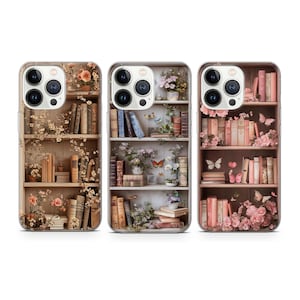 Op de afbeelding: Drie iPhone-hoesjes met een boekenkastontwerp. Elk hoesje heeft een ander kleurenschema: een met een roze en wit bloemenontwerp, een met een groen en wit bloemenontwerp en een met een bruin en wit bloemenontwerp. Alle drie hoesjes tonen een boekenkast vol boeken en bloemen.