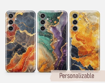 Può includere: Tre custodie per telefono con un motivo a marmi in diverse combinazioni di colori. La prima custodia ha un motivo a marmi blu scuro, arancione e oro. La seconda custodia ha un motivo a marmi verde, viola e oro. La terza custodia ha un motivo a marmi giallo, arancione e oro.