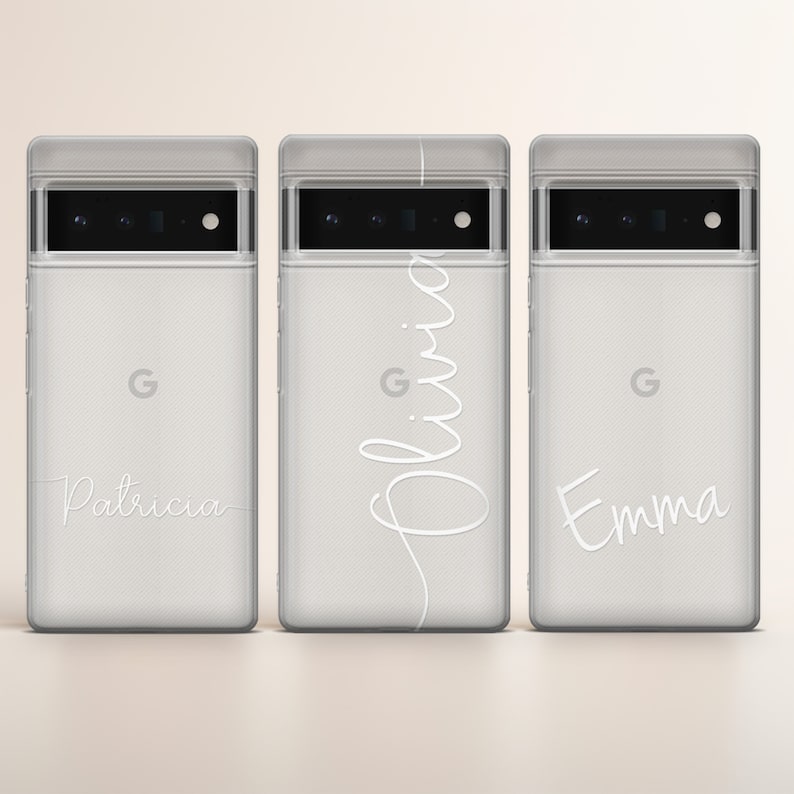 Op de afbeelding: Drie transparante telefoonhoesjes met witte letters. De hoesjes hebben een Google-logo en de namen "Patricia", "Olivia" en "Emma" in een cursief schrift.