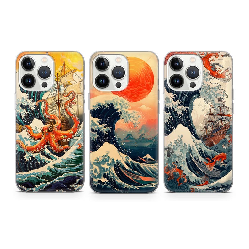 Puede incluir: Tres fundas para iPhone con diferentes dise&ntilde;os que presentan un sol rojo, una ola y un pulpo. Las fundas son transparentes y muestran las lentes de la c&aacute;mara del tel&eacute;fono.