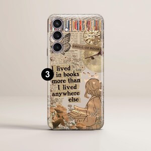 K&ouml;nnte beinhalten: Eine Handyh&uuml;lle mit einem Collage-Design mit einer Uhr, B&uuml;chern, Schmetterlingen und einem Zitat, das lautet: "Ich habe mehr in B&uuml;chern gelebt als irgendwo anders".