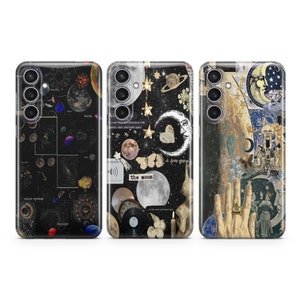 Op de afbeelding: Drie telefoonhoesjes met hemelse ontwerpen. Eén hoesje toont planeten en diagrammen van het zonnestelsel. Een andere heeft een maan, sterren en vlinders. De derde toont een hand met een oogring en een halve maan.