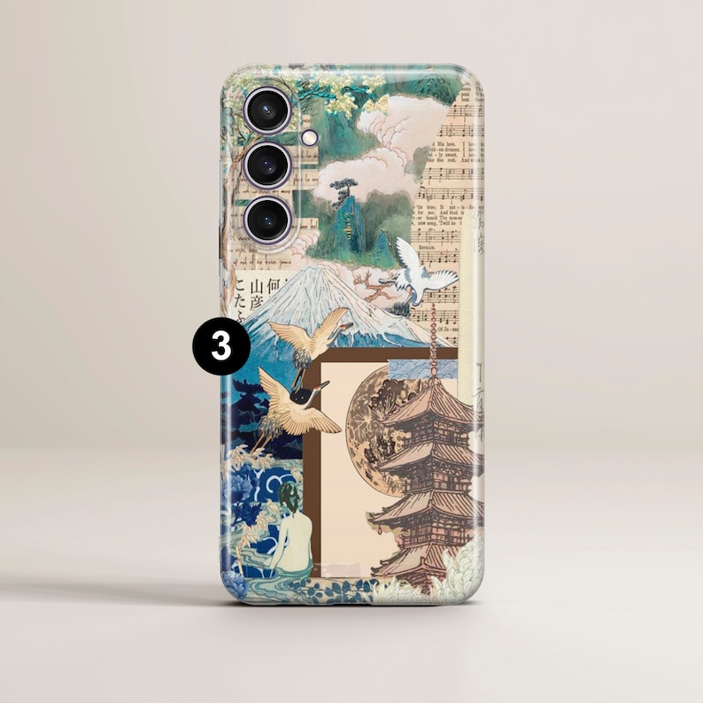 Op de afbeelding: Een telefoonhoesje met een collage-ontwerp met een berg, vogels, een pagode en een maan. Het hoesje heeft een transparante achtergrond en een bruine rand. De tekst "3" is zichtbaar in de linkerbenedenhoek.