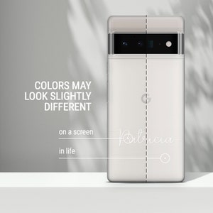 Op de afbeelding: Een witte Google Pixel-telefoon met een zwarte camerabal en een gepersonaliseerde inscriptie met de tekst "Patricia".