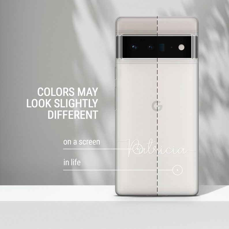 Op de afbeelding: Een witte Google Pixel-telefoon met een zwarte camerabal en een gepersonaliseerde inscriptie met de tekst "Patricia".