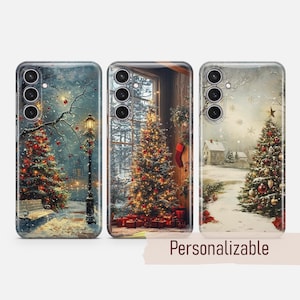 Può includere: Tre custodie per telefono con design a tema natalizio. Ogni custodia presenta una scena invernale diversa con un albero di Natale decorato. Una custodia mostra una strada innevata con un lampione, un'altra un albero vicino a una finestra e l'ultima un sentiero innevato.