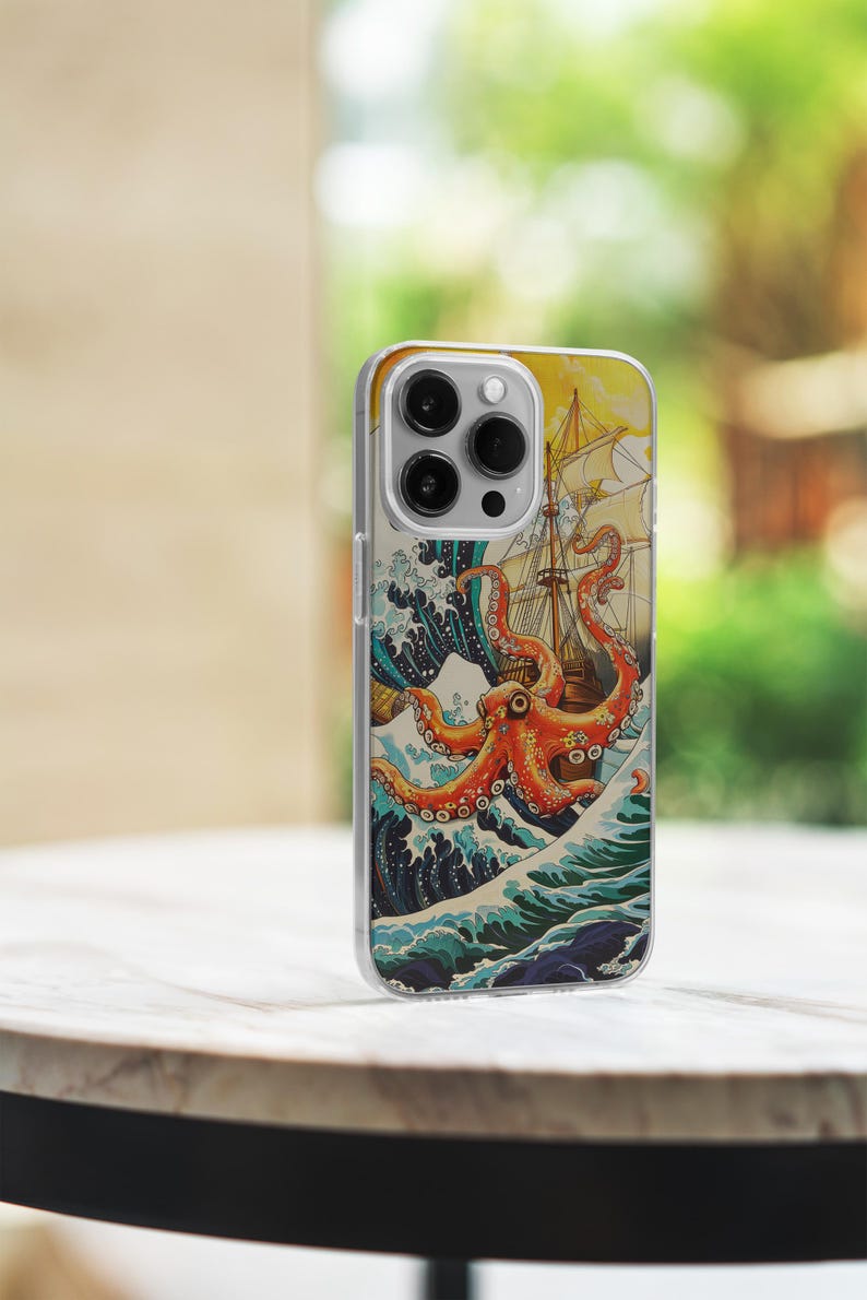 Puede incluir: Una funda transparente para tel&eacute;fono con un dise&ntilde;o colorido de un pulpo atacando un barco en una ola. El dise&ntilde;o recuerda a las estampas japonesas en madera.