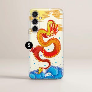 Pu&ograve; includere: Una custodia per telefono con un'illustrazione colorata di un drago che emerge dalle onde. Il drago &egrave; giallo, rosso e arancione, e le onde sono blu e bianche. La custodia ha un ritaglio per la fotocamera e uno sfondo bianco.