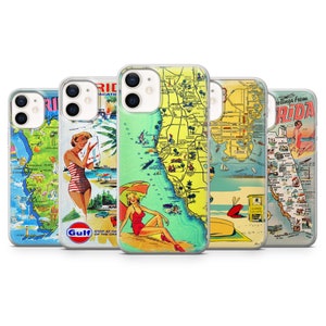 Può includere: Set di cinque custodie per iPhone con poster di viaggio vintage della Florida. Le custodie presentano una mappa della Florida, una scena di spiaggia con un chiosco di salvataggio, una donna in costume da bagno e il testo "Greetings from Florida".