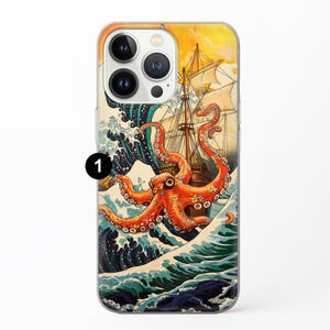 Puede incluir: Una funda de tel&eacute;fono con una ilustraci&oacute;n colorida de un barco siendo atacado por un pulpo en una ola. El fondo es un patr&oacute;n de olas azul y blanco.