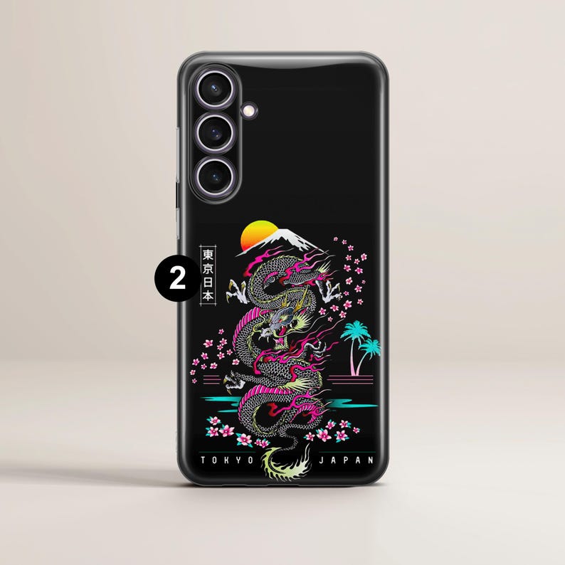 Pu&ograve; includere: Custodia per telefono nera con un design di drago colorato, una montagna e fiori di ciliegio. Il testo "Tokyo Japan" &egrave; nella parte inferiore della custodia. Il testo "2 東京日本" &egrave; nell'angolo in alto a sinistra della custodia.