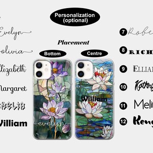 Op de afbeelding: Twee transparante telefoonhoesjes met een glas-in-lood ontwerp van waterlelies. De hoesjes zijn verkrijgbaar met verschillende namen die aan de onderkant of in het midden van het hoesje worden gedrukt.