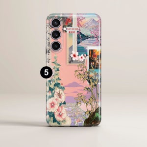 Op de afbeelding: Een roze telefoonhoesje met een collage van afbeeldingen, waaronder een berg, bloemen en een stadsbeeld. De tekst "JUST NO ONE" en Japanse karakters zijn zichtbaar op het hoesje.