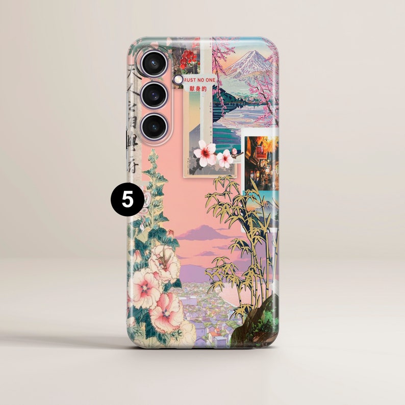 Op de afbeelding: Een roze telefoonhoesje met een collage van afbeeldingen, waaronder een berg, bloemen en een stadsbeeld. De tekst "JUST NO ONE" en Japanse karakters zijn zichtbaar op het hoesje.