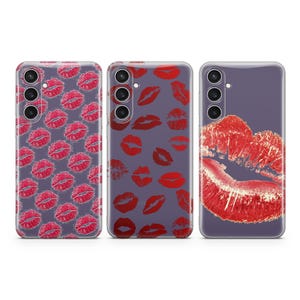 Può includere: Tre custodie per telefono trasparenti con un design a stampa di labbra rosse. Le custodie hanno un ritaglio per l'obiettivo della fotocamera e i pulsanti.