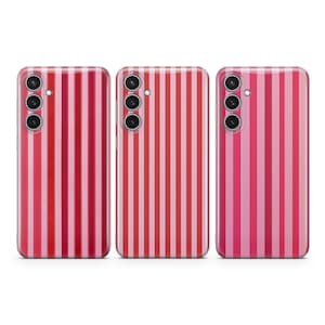 Op de afbeelding: Drie transparante telefoonhoesjes met een rood-wit gestreept patroon. De hoesjes hebben een uitsparing voor de camera.