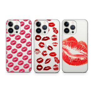 Könnte beinhalten: Drei transparente Handyhüllen mit einem roten Lippen-Druckdesign. Die Hüllen sind für ein iPhone mit einer Kamerabuckel und einem transparenten Rücken.