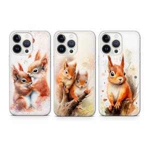Op de afbeelding: Drie transparante telefoonhoesjes met aquarelontwerpen van eekhoorns. De eerste hoes heeft twee eekhoorns die elkaar knuffelen, de tweede hoes heeft twee eekhoorns die op een tak zitten en de derde hoes heeft een enkele eekhoorn die op een tak zit.