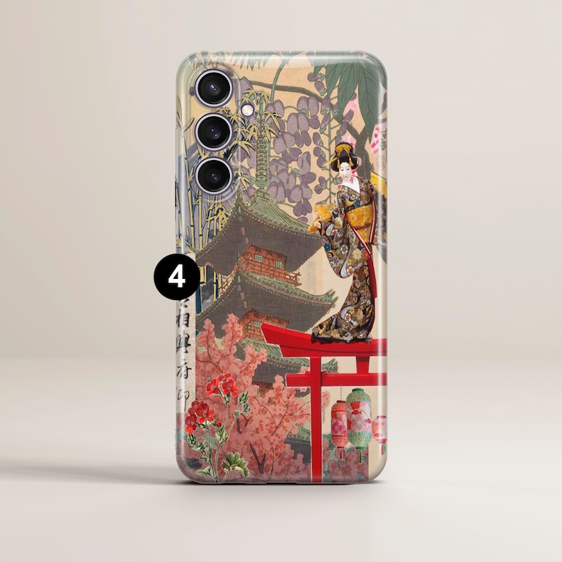 Op de afbeelding: Een telefoonhoesje met een kleurrijk Japans ge&iuml;nspireerd ontwerp met een vrouw in een kimono die op een rode torii-poort staat. De achtergrond bevat een pagode, kersenbloesems en blauwe regen.