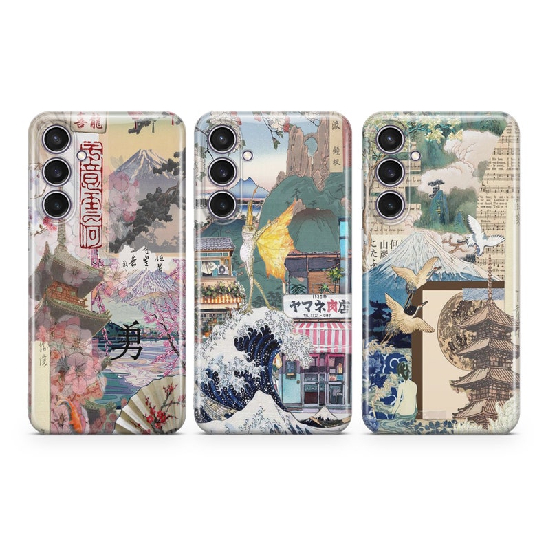 Op de afbeelding: Drie telefoonhoesjes met een collage van Japanse ge&iuml;nspireerde afbeeldingen. De hoesjes tonen een mix van traditionele Japanse kunst, waaronder de Mount Fuji, kersenbloesems en golven, evenals moderne elementen zoals een bord van een Japans restaurant en tekst. De hoesjes zijn allemaal in verschillende kleuren en hebben een verscheidenheid aan texturen.