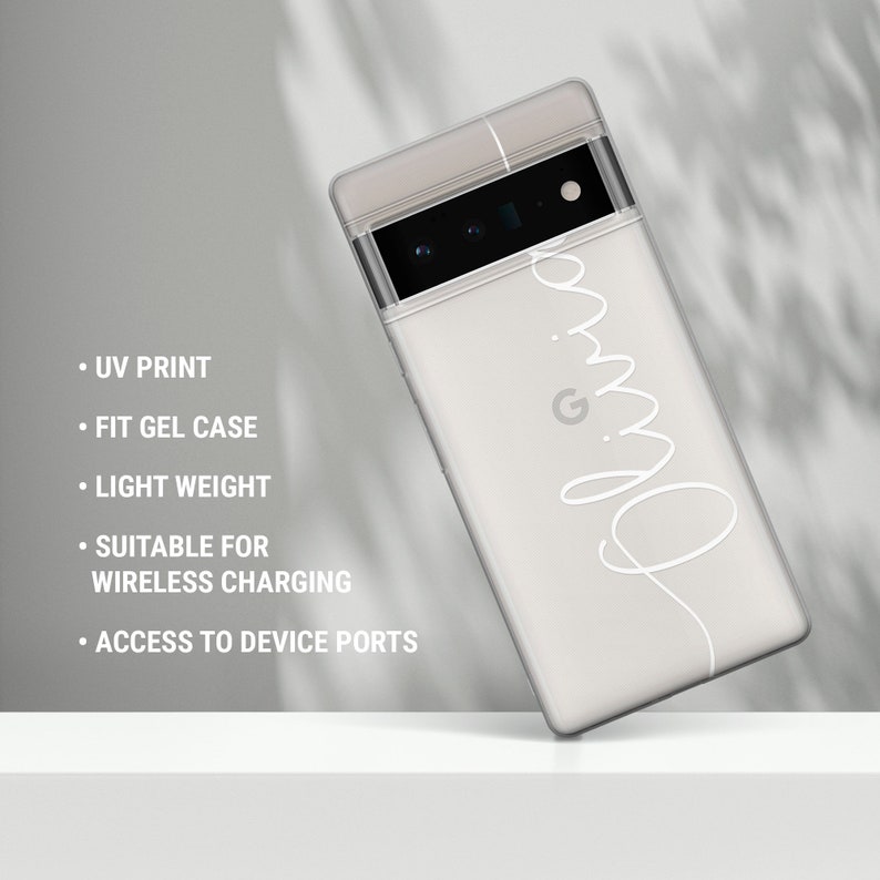 Op de afbeelding: Een witte telefoonhoes met een transparante achterkant en een wit ontwerp dat "Olivia" zegt met een Google-logo. De hoes is gemaakt van flexibel gelmateriaal en is ontworpen om perfect om de telefoon te passen.